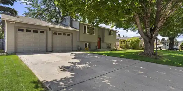 Image 3: Oversized garage