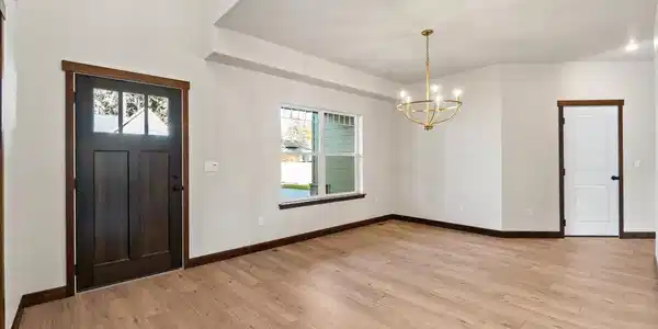 Image 4: Entry & Formal Dining
