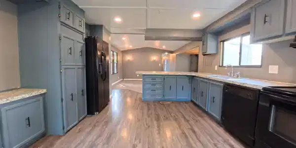 Image 2: Kitchen 5