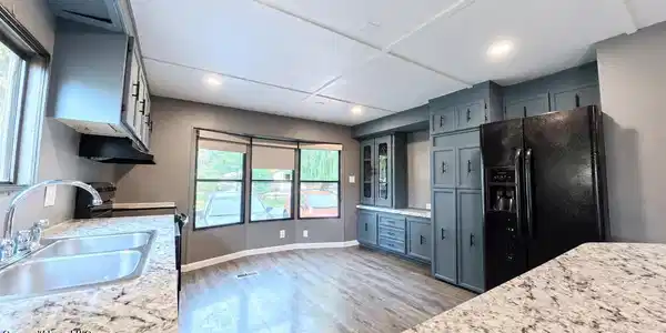 Image 4: Kitchen 2