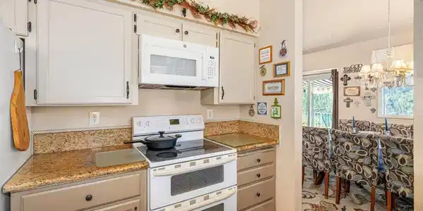 Image 4: Kitchen