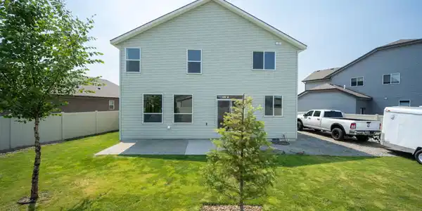 Image 3: Spacious Backyard