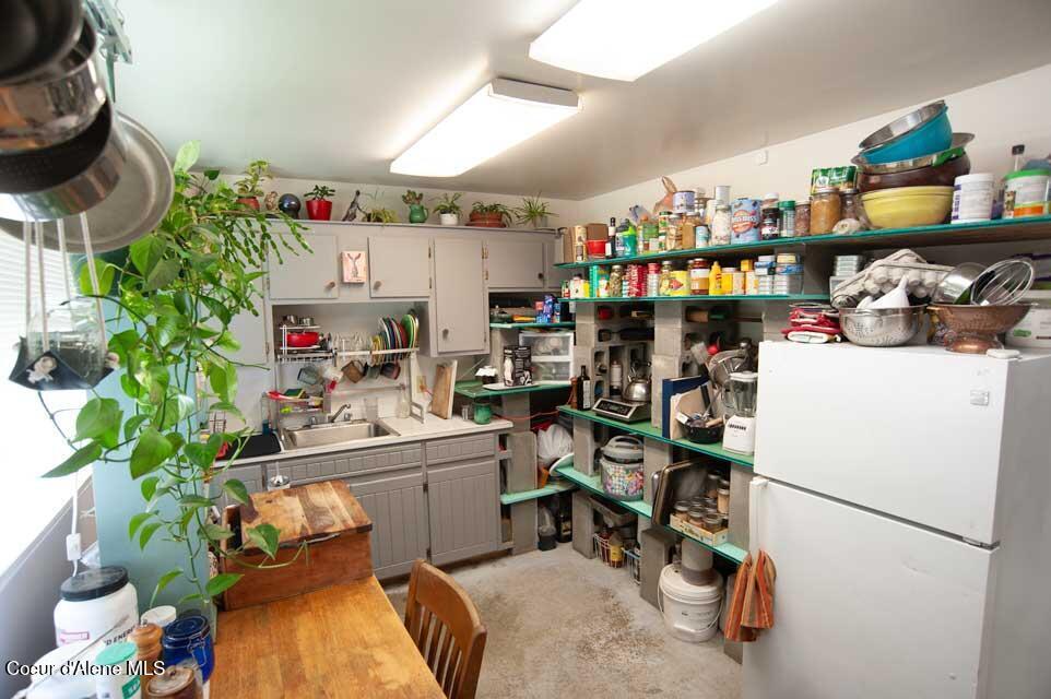 Image 3: living quarters downstairskitchen