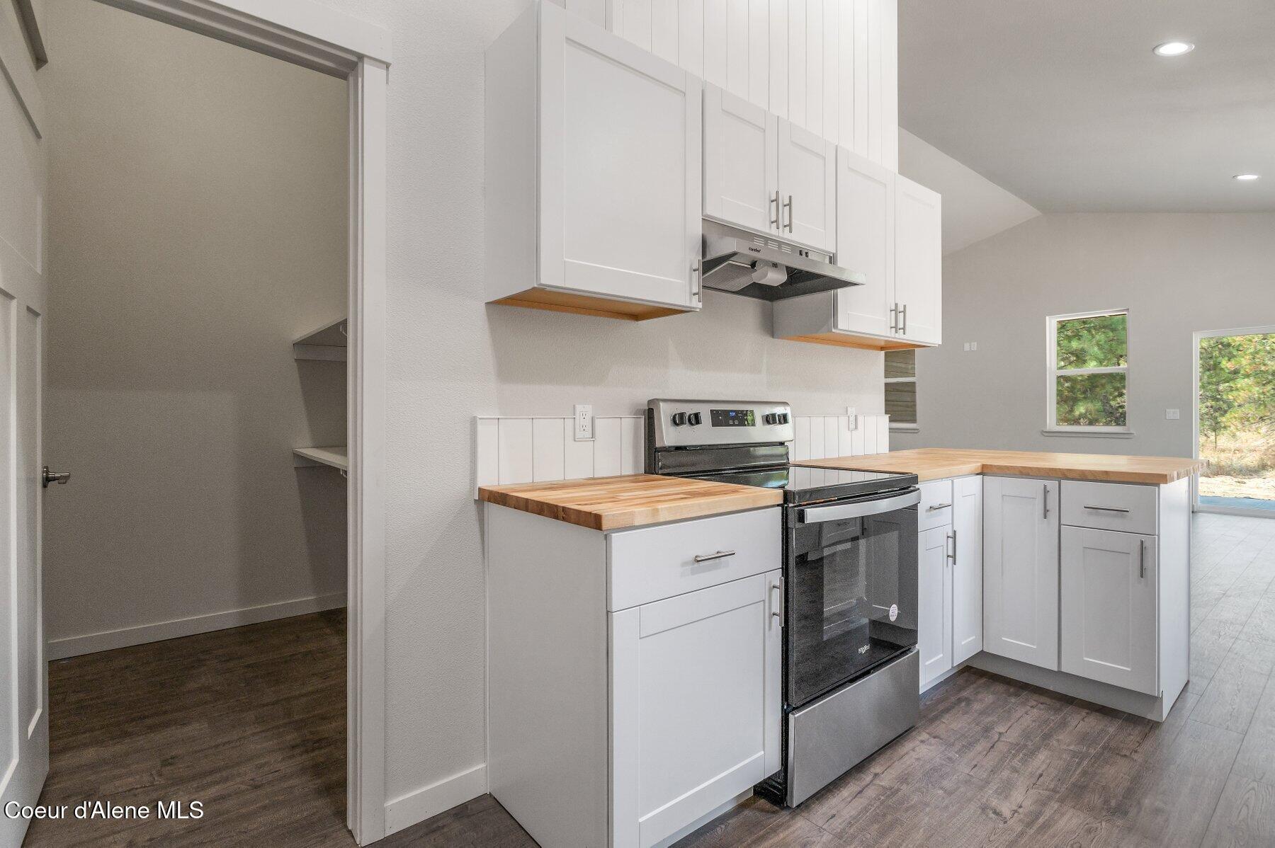 Image 3: Kitchen with Pantry View