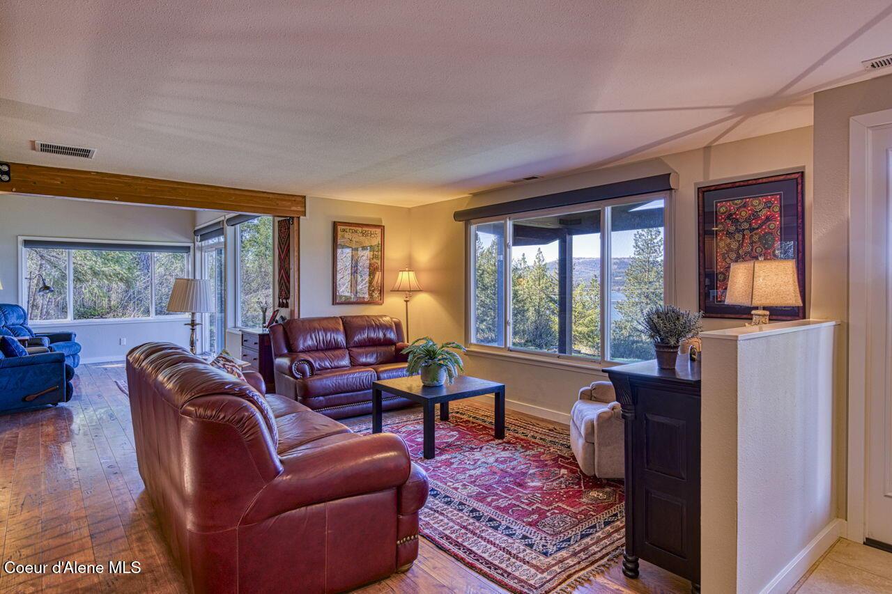 Image 4: Living Room