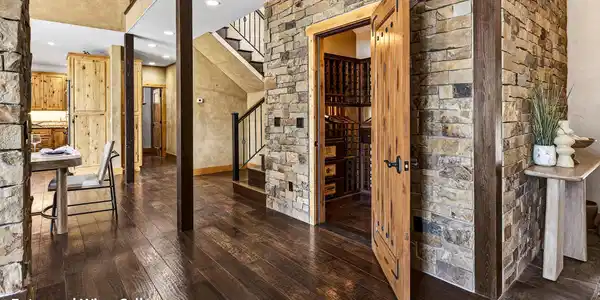 Image 4: 3 Entry and Wine Cellar