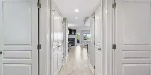 Image 4: 14-Foyer