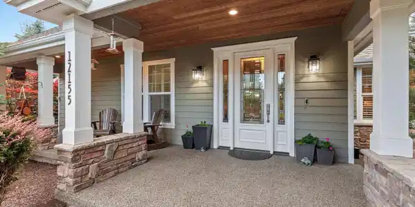 Image 2: Covered welcoming front porch