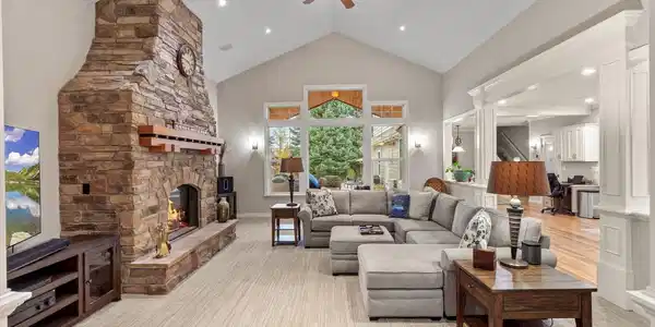 Image 4: Floor to Ceiling Gas Fireplace