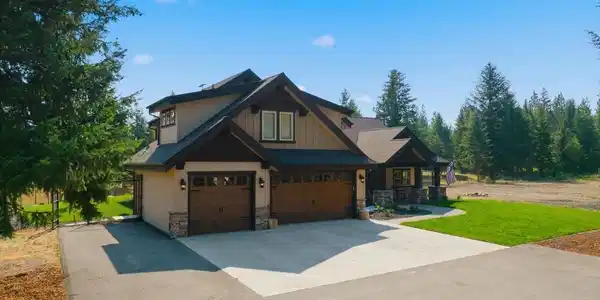 Image 4: Three Car Garage