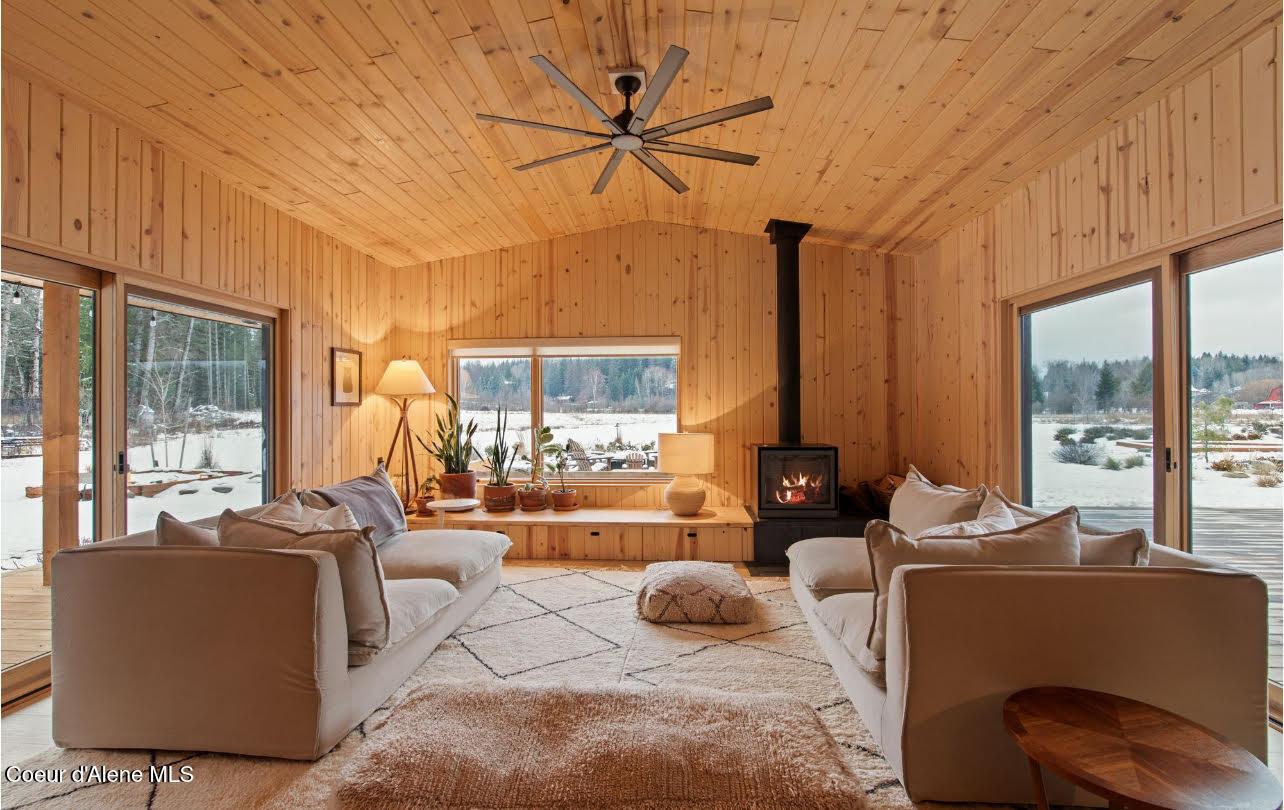 Image 2: 6 interior living 1