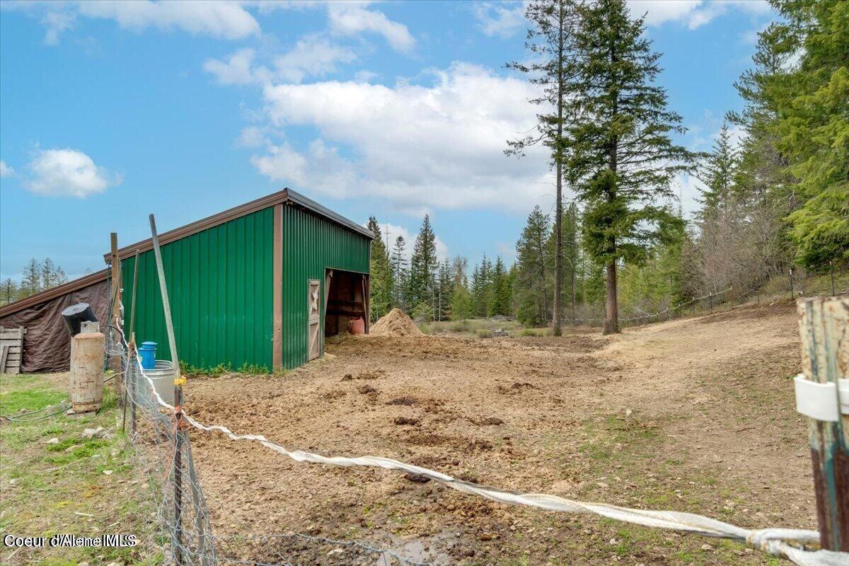 Image 4: Horse barn