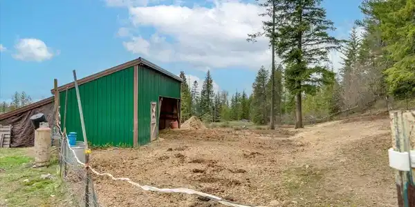 Image 4: Horse barn