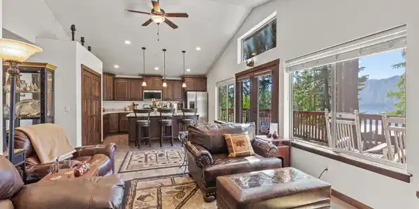 Image 4: Lots of natural light