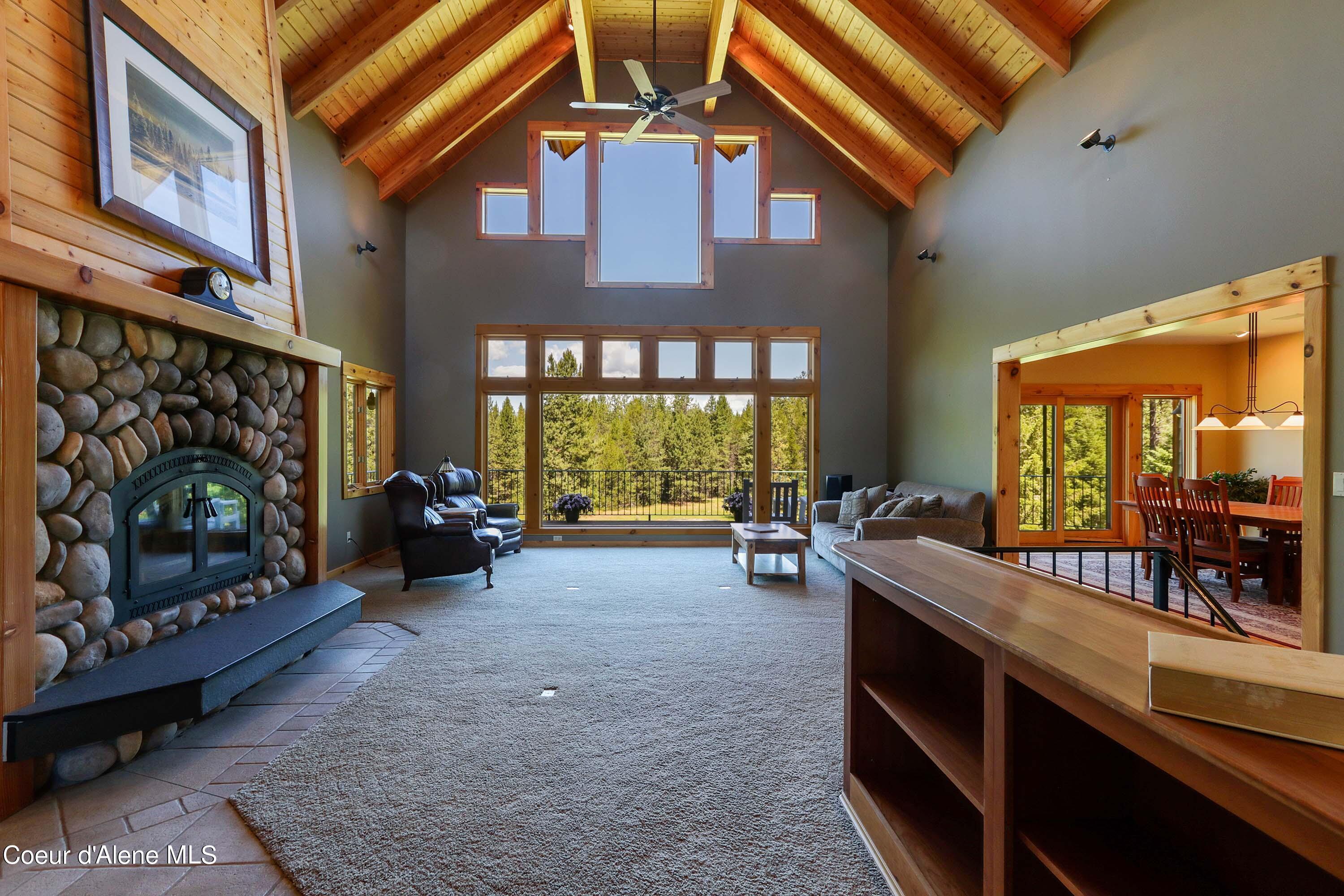 Image 4: Grand LIving Room