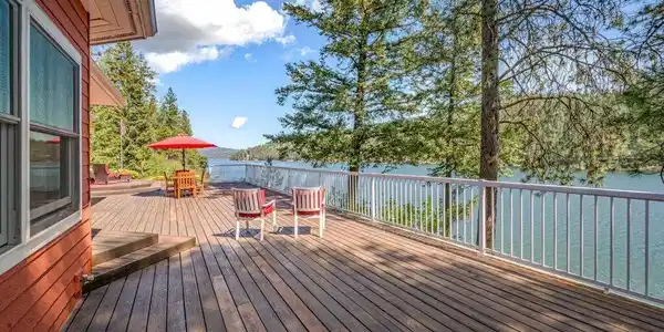 Image 3: 2000 sq. ft. deck