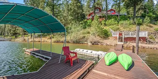 Image 4: This is true lake living