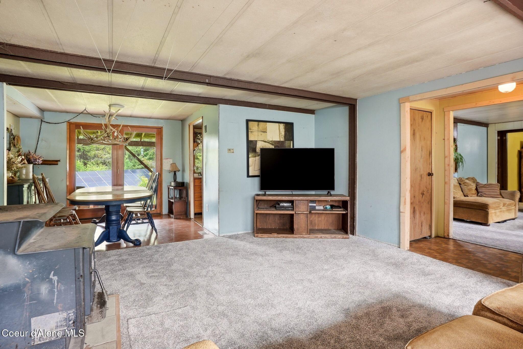 Image 4: Living Area