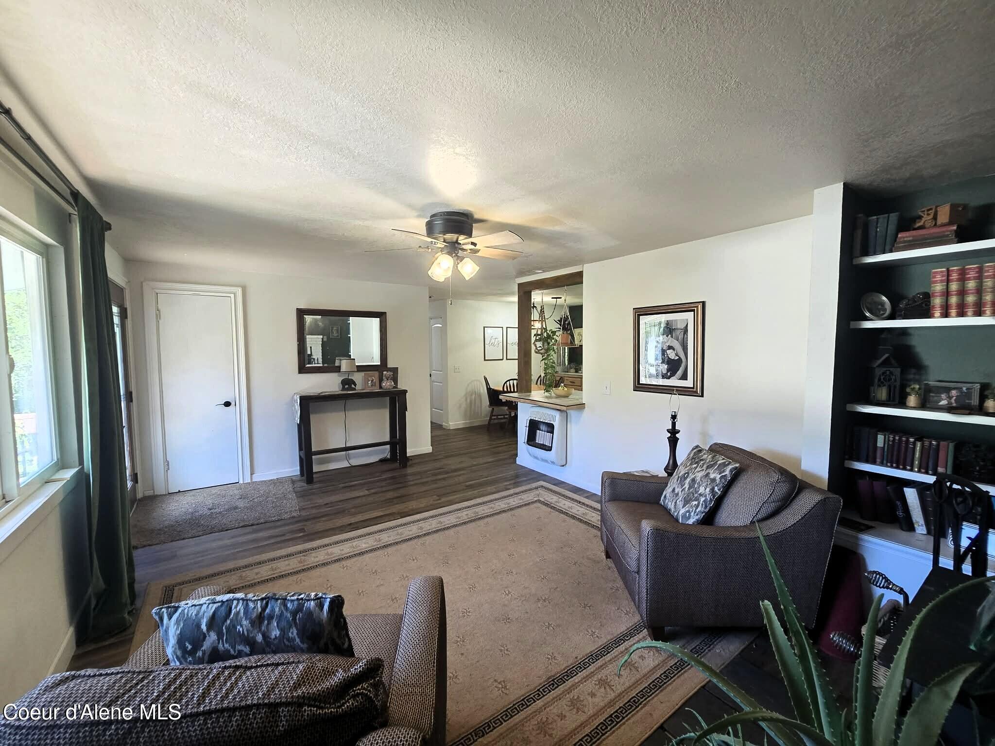 Image 4: Living Room