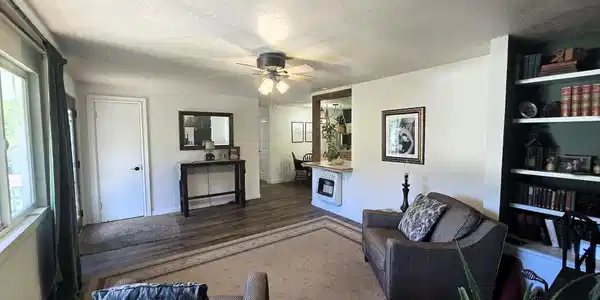 Image 4: Living Room
