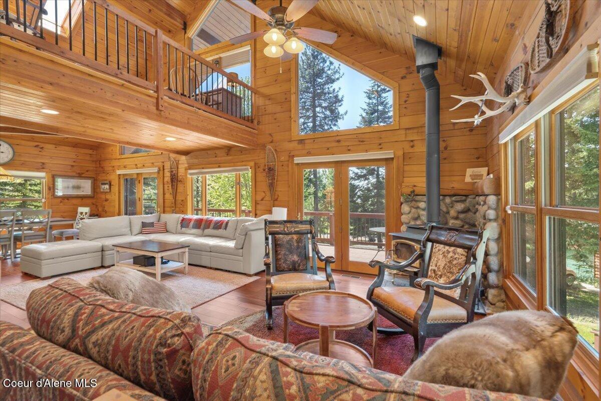 Image 4: 16-Family Room