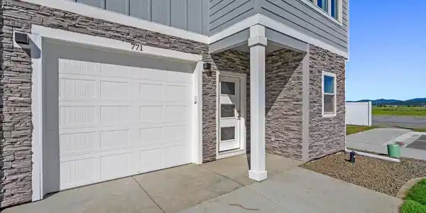 Image 4: Exterior Front