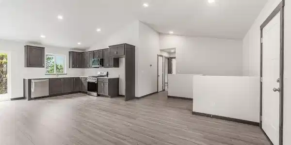 Image 4: 4. Living and Kitchen