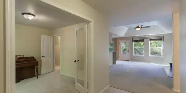 Image 4: Entry Office to Livingroom