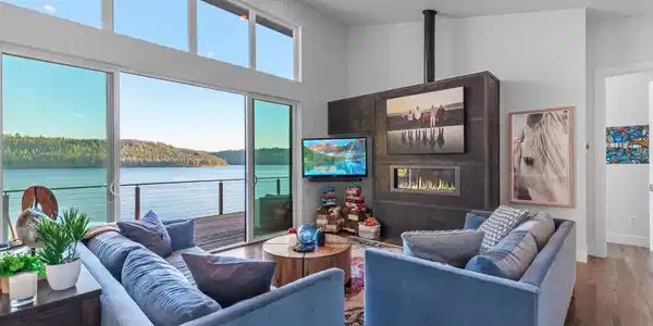 Image 3: Fireplace & Lake Living