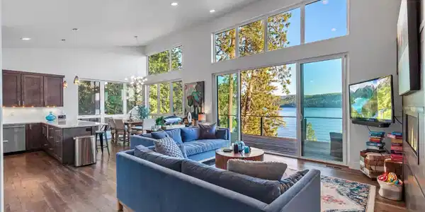 Image 4: Open Concept Living Area