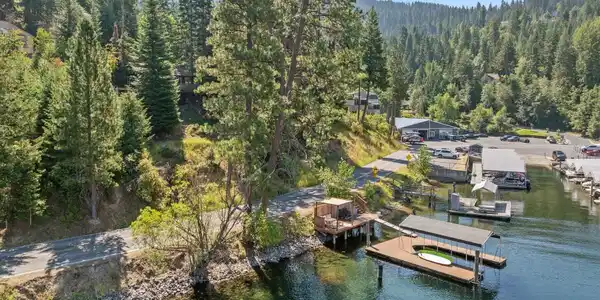 Image 2: Charming Lake Cabin on Water