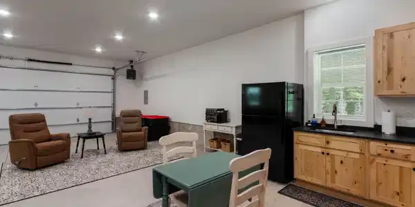 Image 4: Garage Interior Kitchen