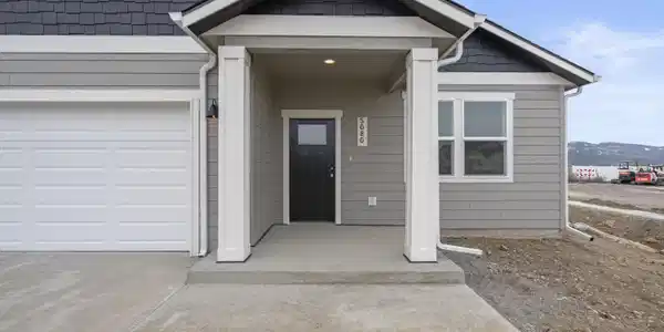 Image 3: Front walkway