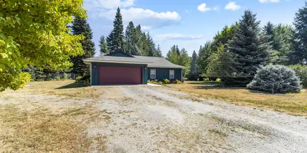 Image 4: Rural living yet close to town