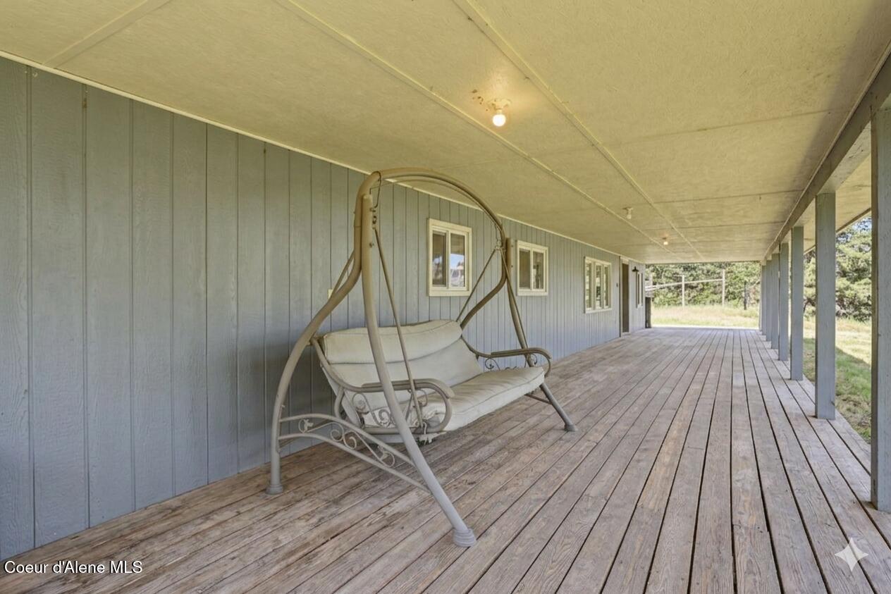 Image 3: Jewel Lake porch decluttered