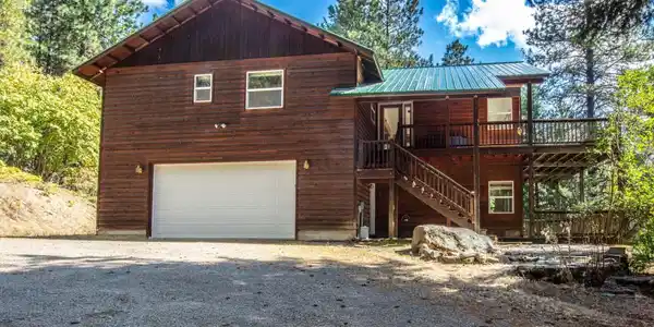 Image 2: Oversized 2 Car Garage