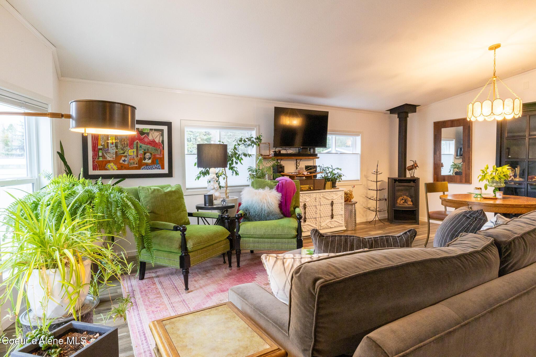 Image 3: Living Room