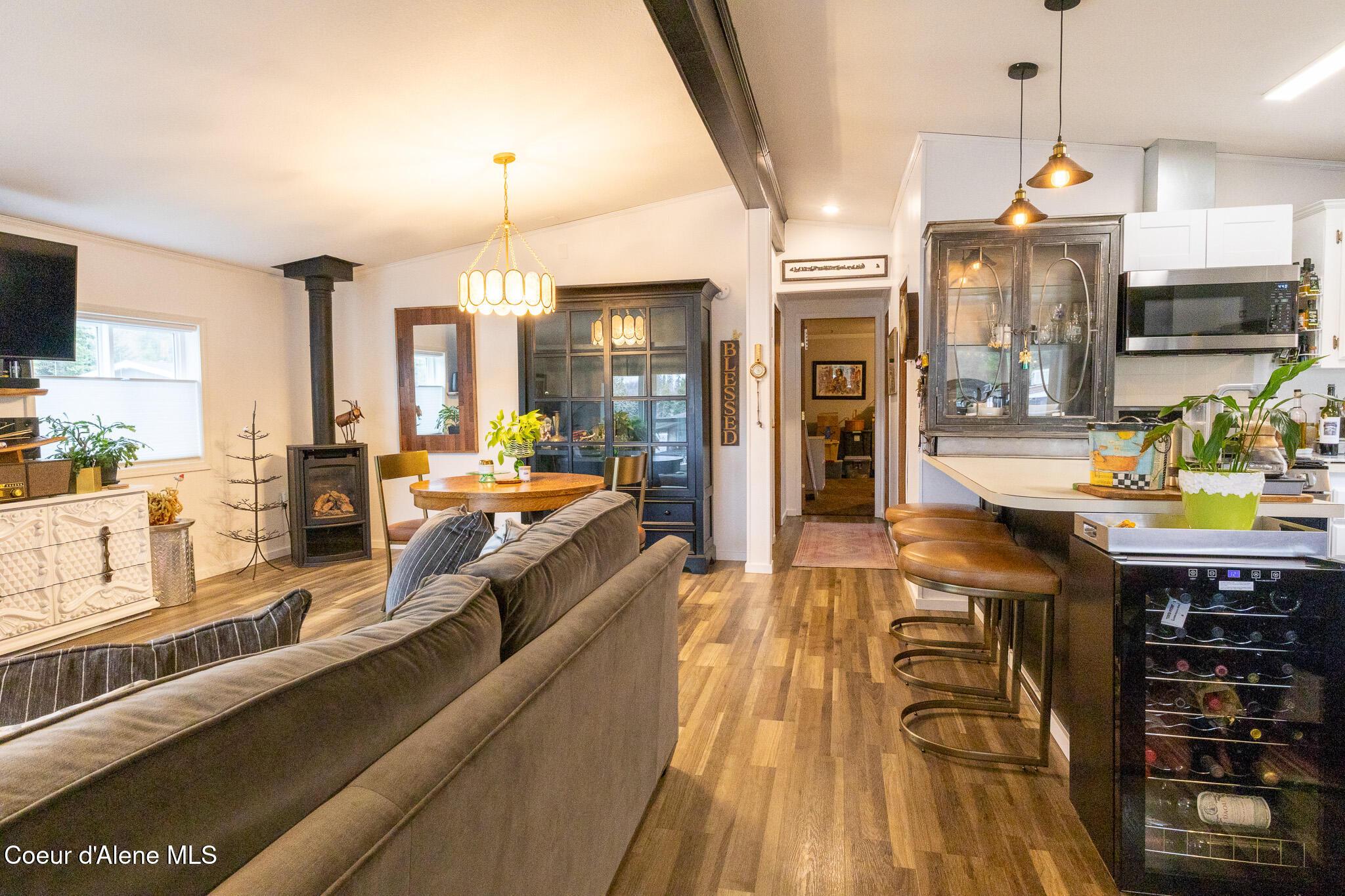 Image 4: Living Room