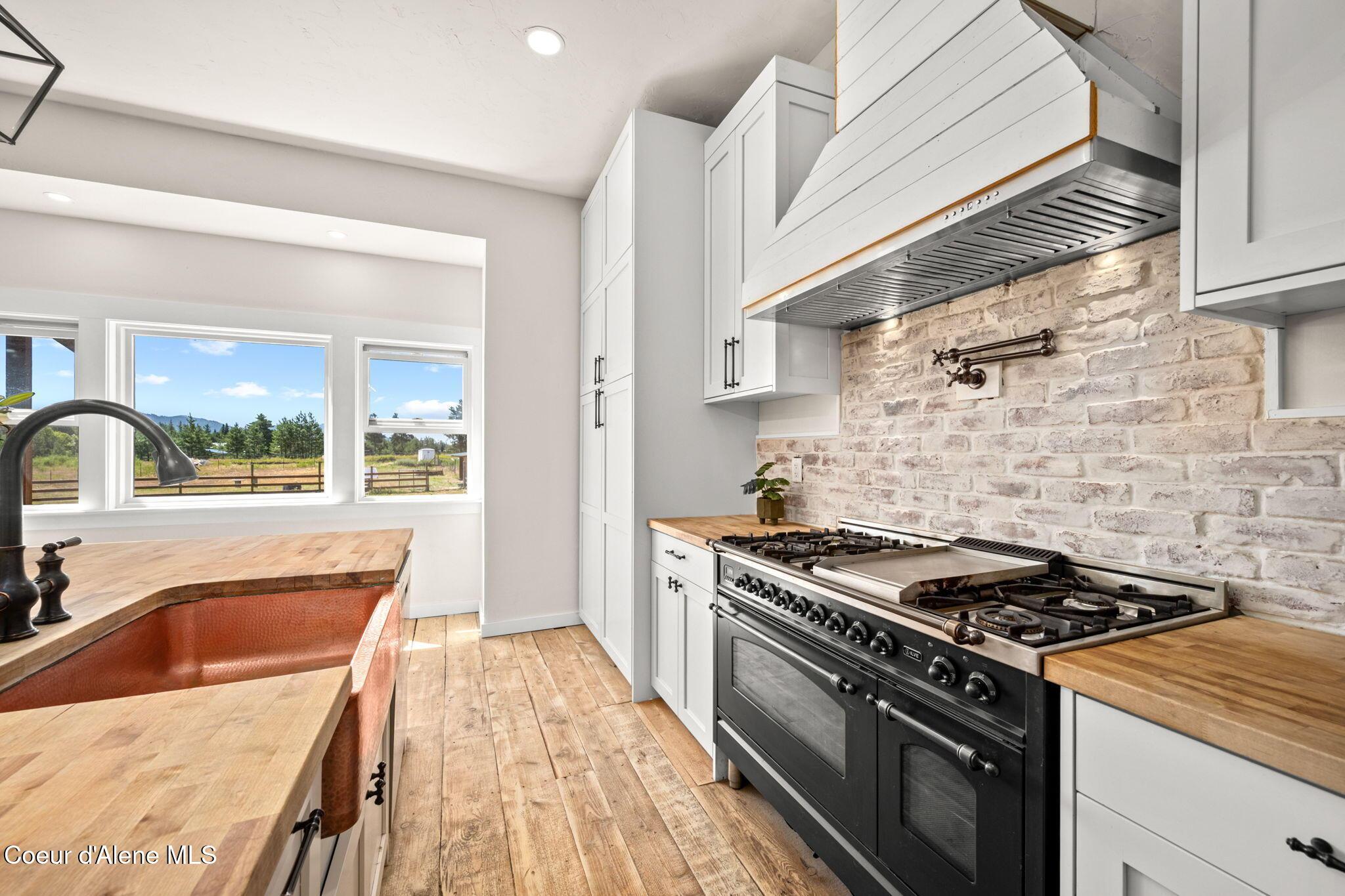 Image 3: Gourmet Chef&rsquo;s kitchen