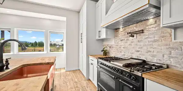 Image 3: Gourmet Chef&rsquo;s kitchen