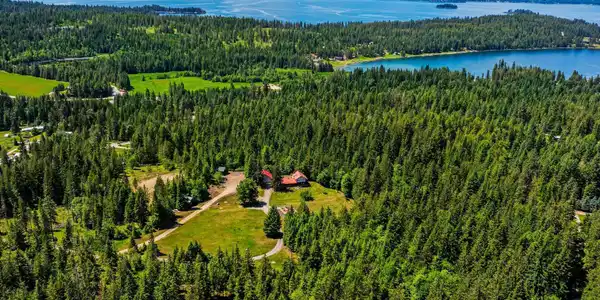 Image 2: Stunning North Idaho Setting