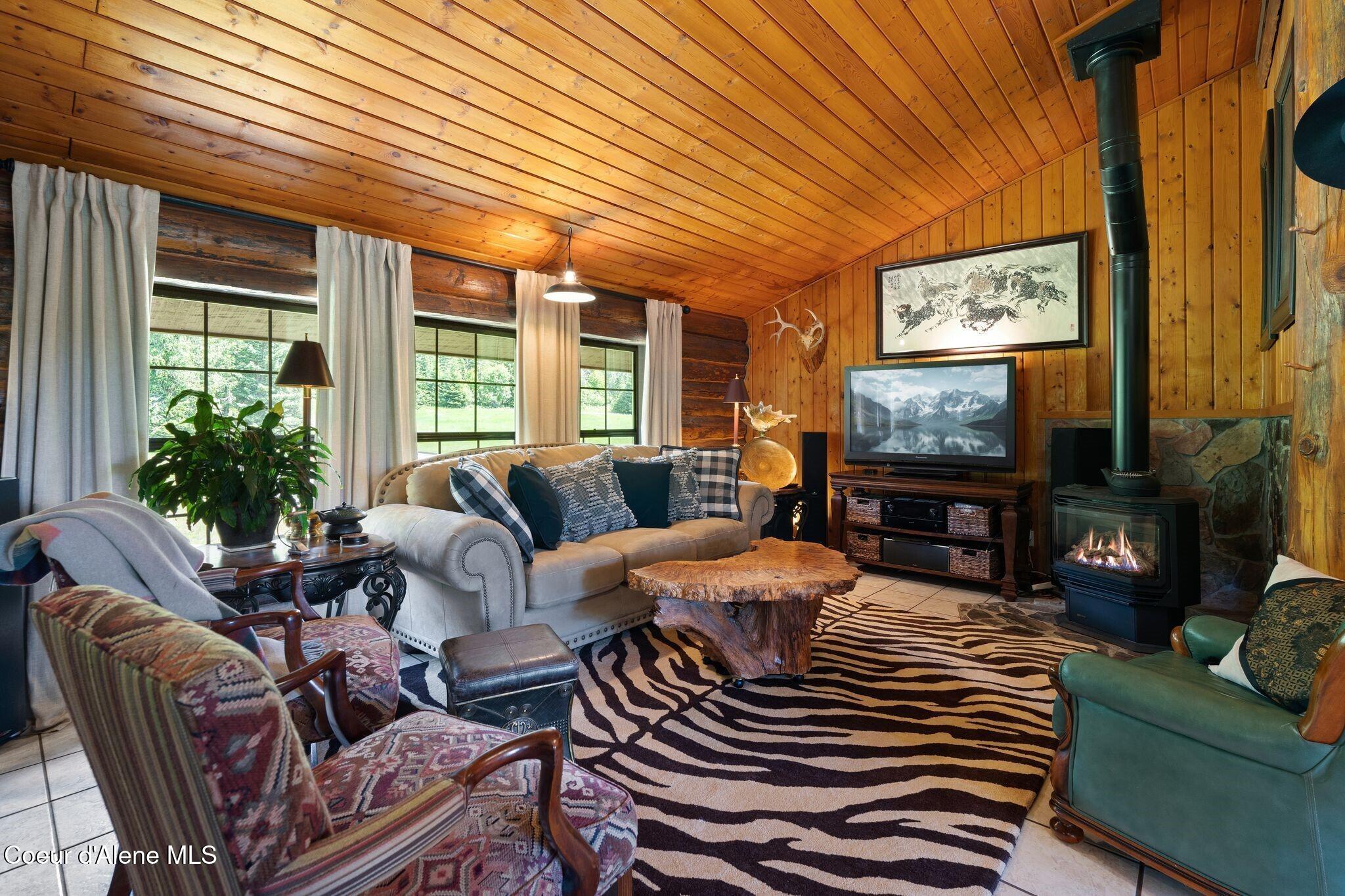 Image 4: Cozy Interior