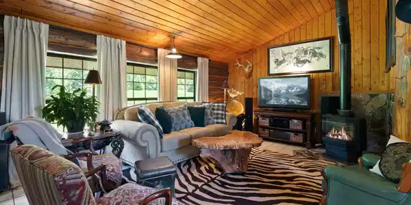 Image 4: Cozy Interior