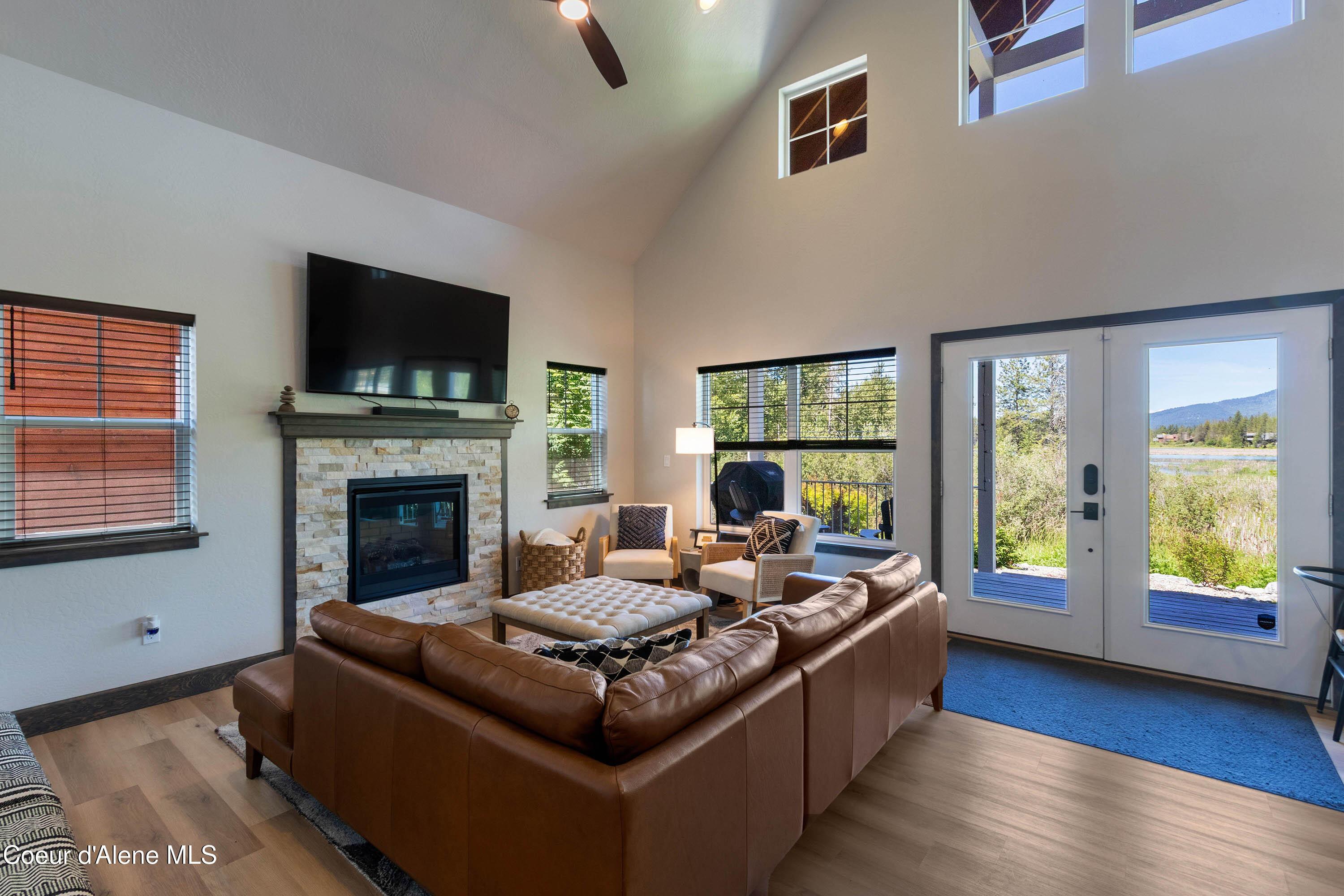 Image 1: Impeccable Home, Fantastic Views!