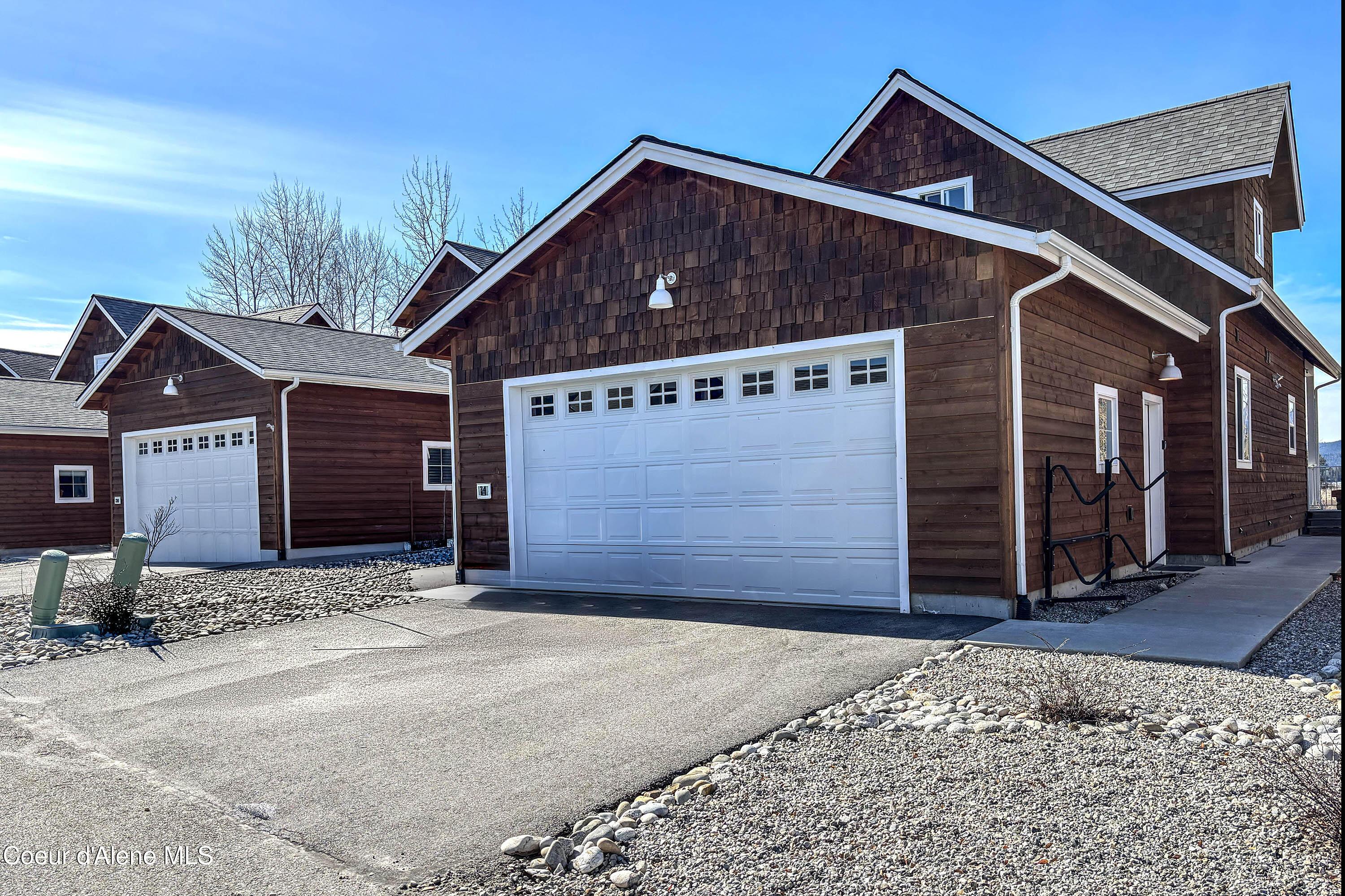 Image 4: 2 Car Heated Garage