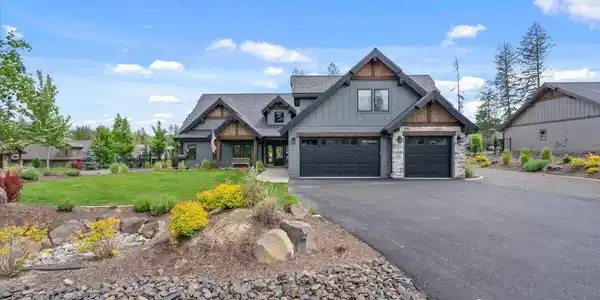 Image 3: Luxury Craftsman Style Home