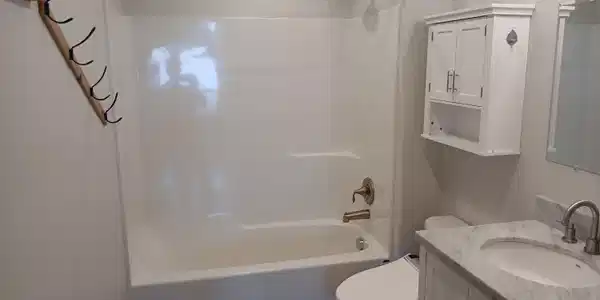 Image 2: 1 Bathroom