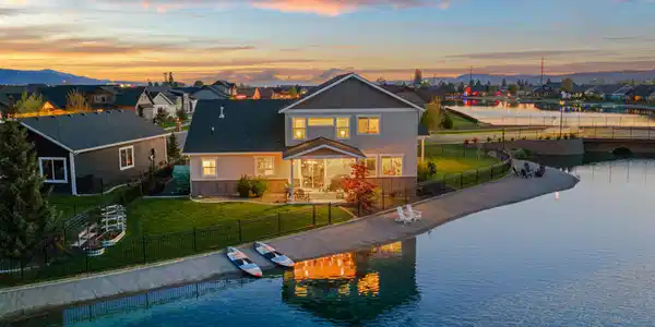 Image 4: 204 Feet of Waterfront