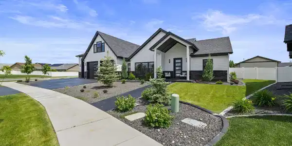 Image 3: Easy Care Landscaping