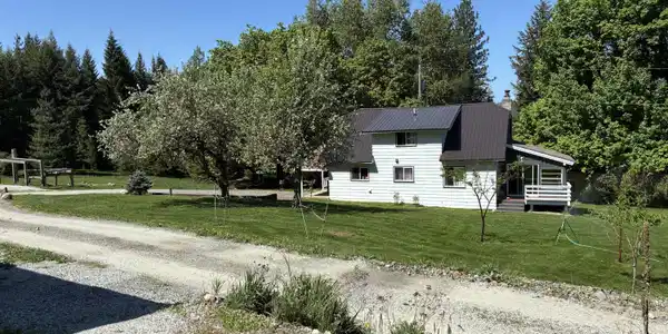 Image 3: Lafayes Way_side of hous